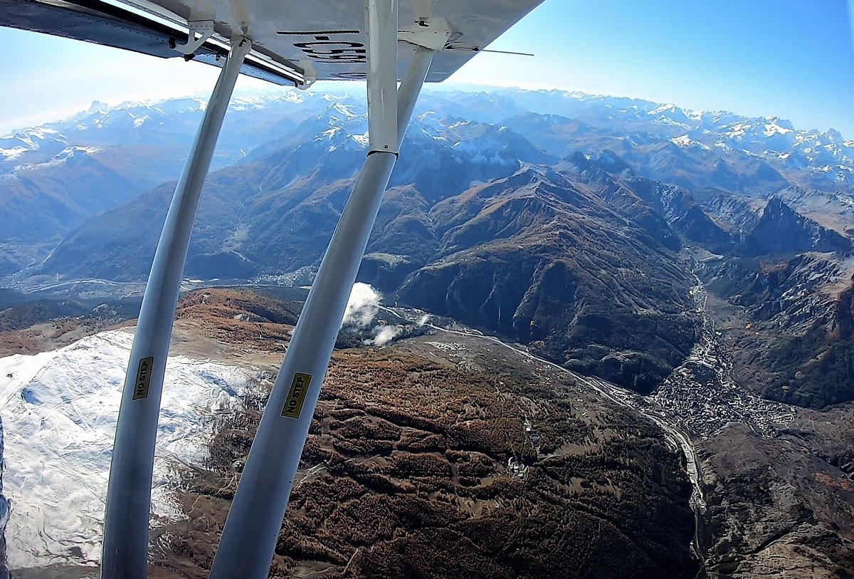 Le valli di Bardonecchia (in basso a destra). A sinistra la valle che scende verso Beaulard ed Oulx, a destra la valle che sale a Melezet e Pian del Colle